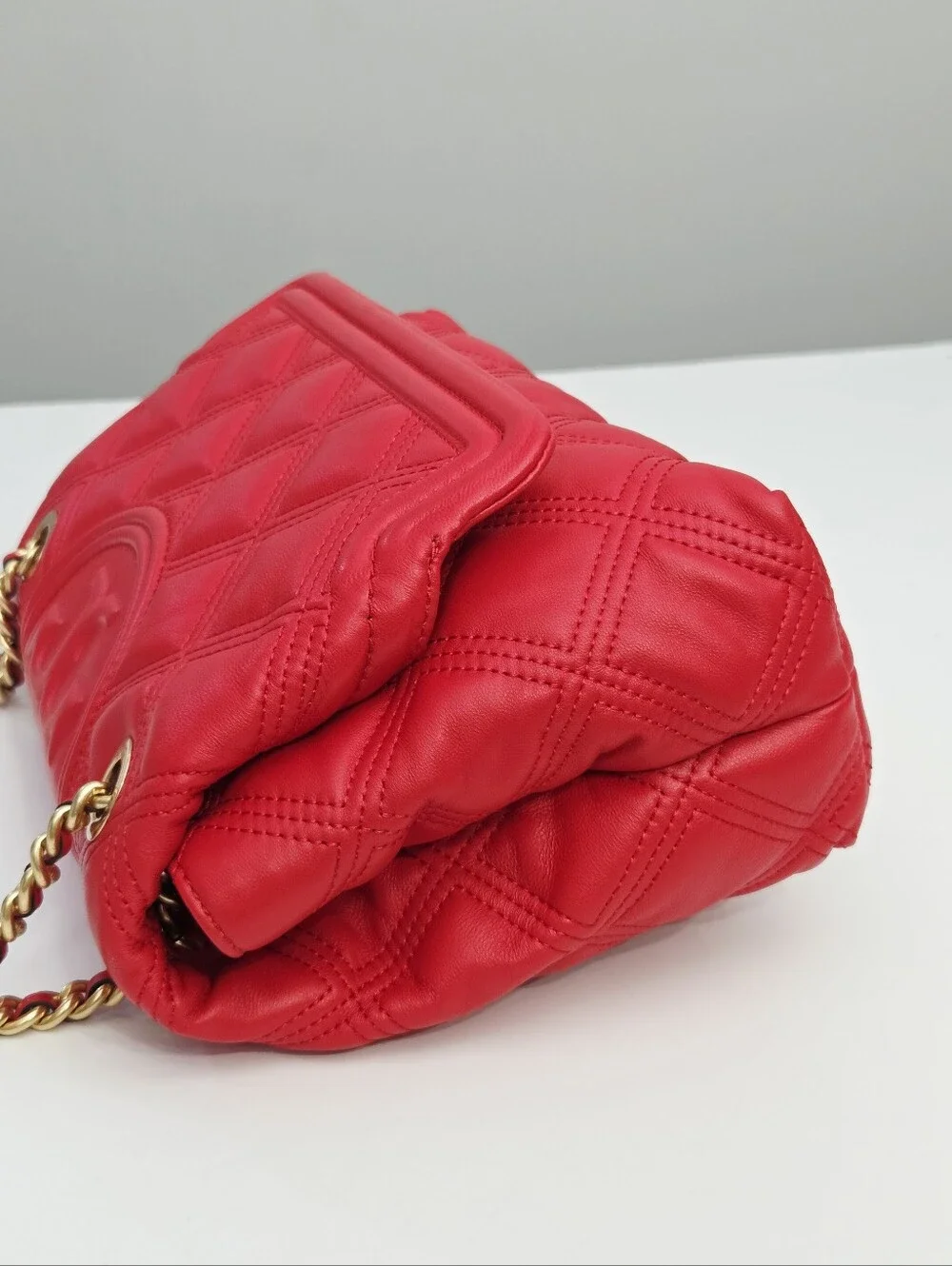 LIKE NEW TORY BURCH FLEMING SOFT CONVERTIBLE SHOULDER BAG - BRILLIANT RED